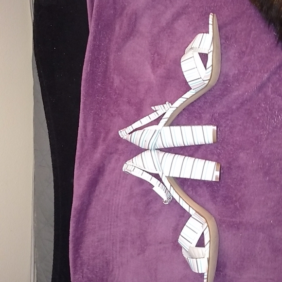 Size 9 women's pretty stripes healed sandals with buckled angle strap - Picture 3 of 3